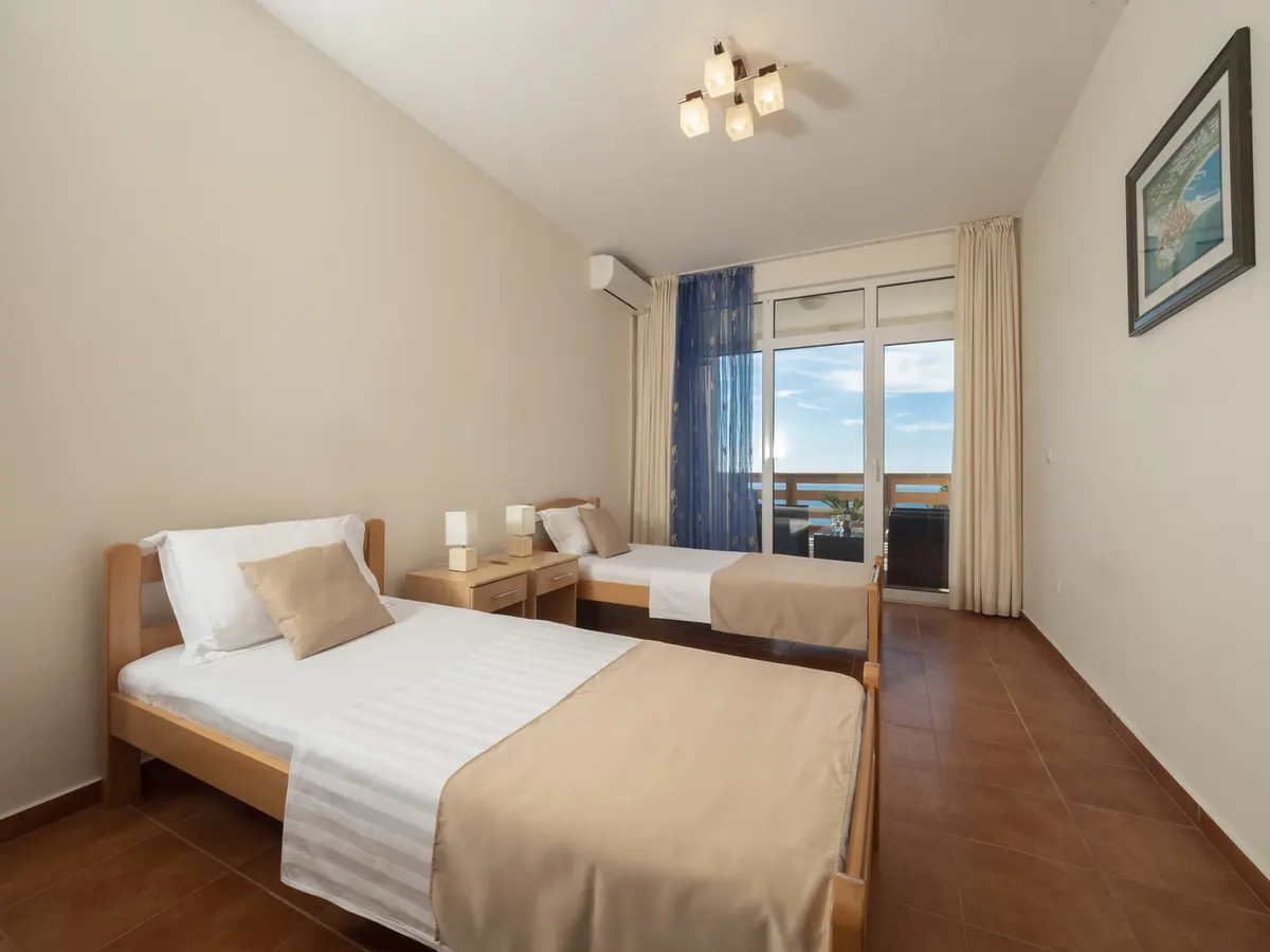 Two-bedroom apartment, photo 7 of 28